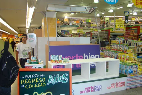 Mueble promocional de Ades con un tablero de regreso al colegio en un supermercado