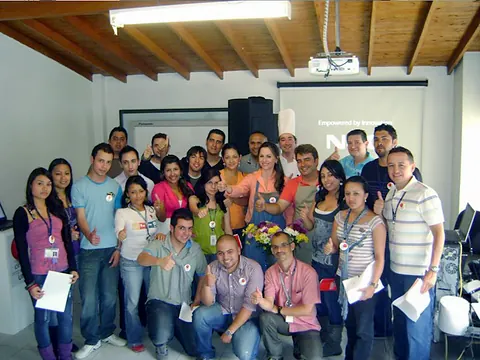 Grupo de participantes posando al final de una capacitación