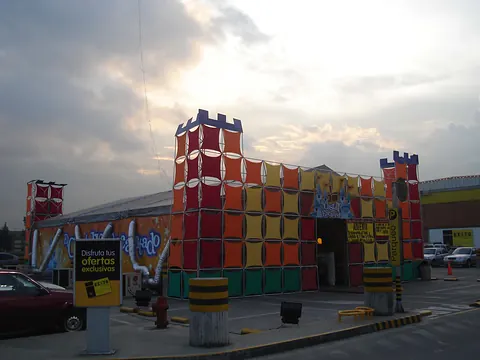 Castillo Encantado de Éxito: fachada de castillo de colores construida en el parqueadero de un almacén Éxito