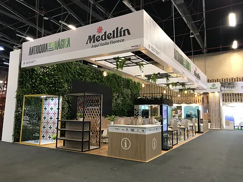 Pabellón ferial de Medellín y Antioquia con jardín vertical, mostrador y mobiliario de madera