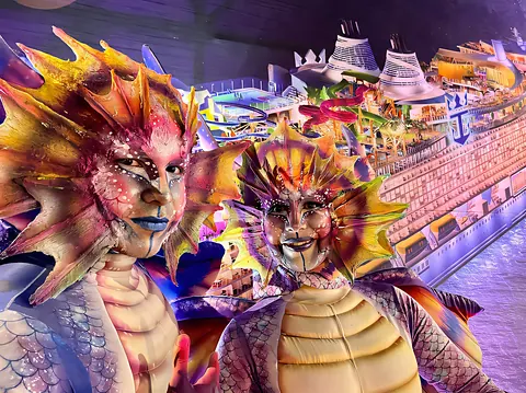 Artistas con maquillaje y vestuario de fantasía marina en un show para Royal Caribbean