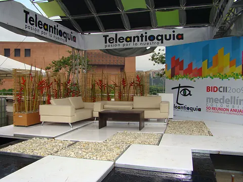 Set de televisión con salas blancas y heliconias para Teleantioquia en la Asamblea Anual del BID 2009 en Medellín