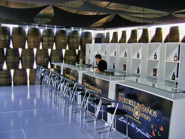 Montaje e implementación completa de barra Ron Medellín con barriles y exhibición de productos