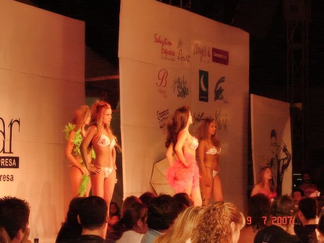 Modelos desfilando en pasarela