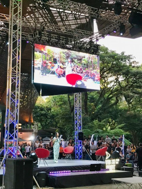 Montaje de escenario principal de Tech N' Fest Medellín con pantalla gigante