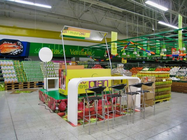Activación de marca supermercado con stand promocional