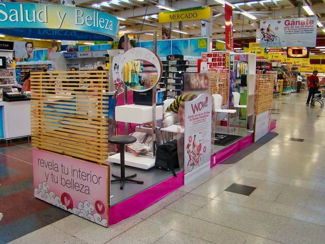 Stand de demostración cosmética en supermercado
