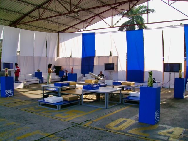 Evento corporativo Copa Airlines en hangar con decoración temática