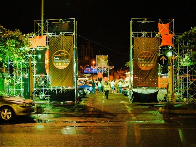 Entrada a la Feria Automotriz Éxito con arcos promocionales