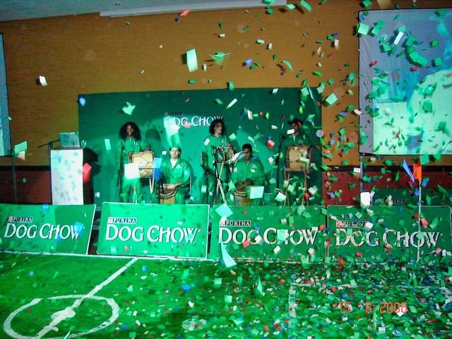 Evento Dog Chow con música y confetti